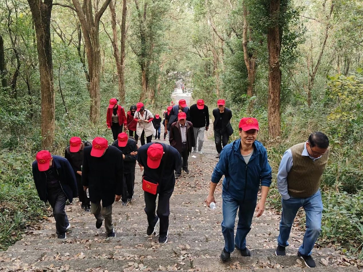 一群人在森林里骑马描述已自动生成 一群人在森林里骑马描述已自动生成